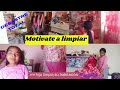 Motivate a limpiar con una niña. Limpieza de habitación. Un completo desastre