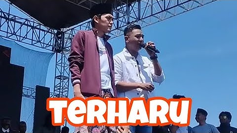 gerry mahesa bernyanyi sambil menangis dekat gus iqdam di atas panggung