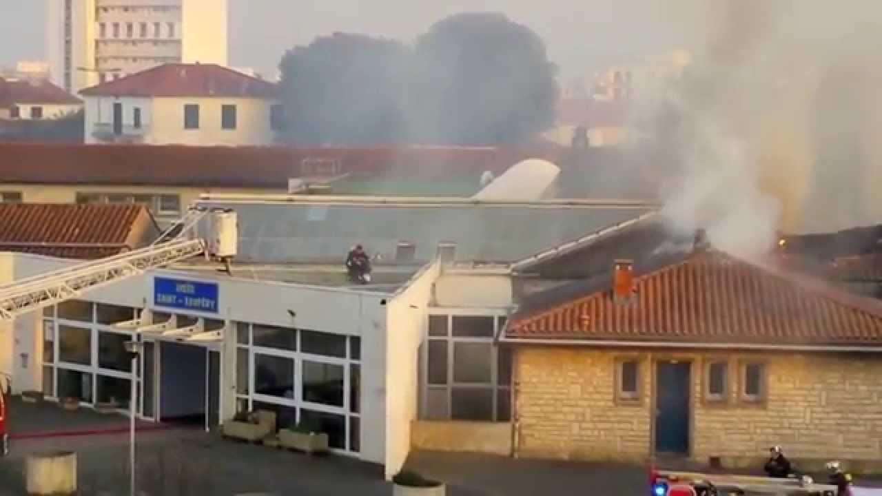 Incendie du Lycée SaintExupery a La Rochelle YouTube Incendie du Lycée SaintExupery a La Rochelle YouTube