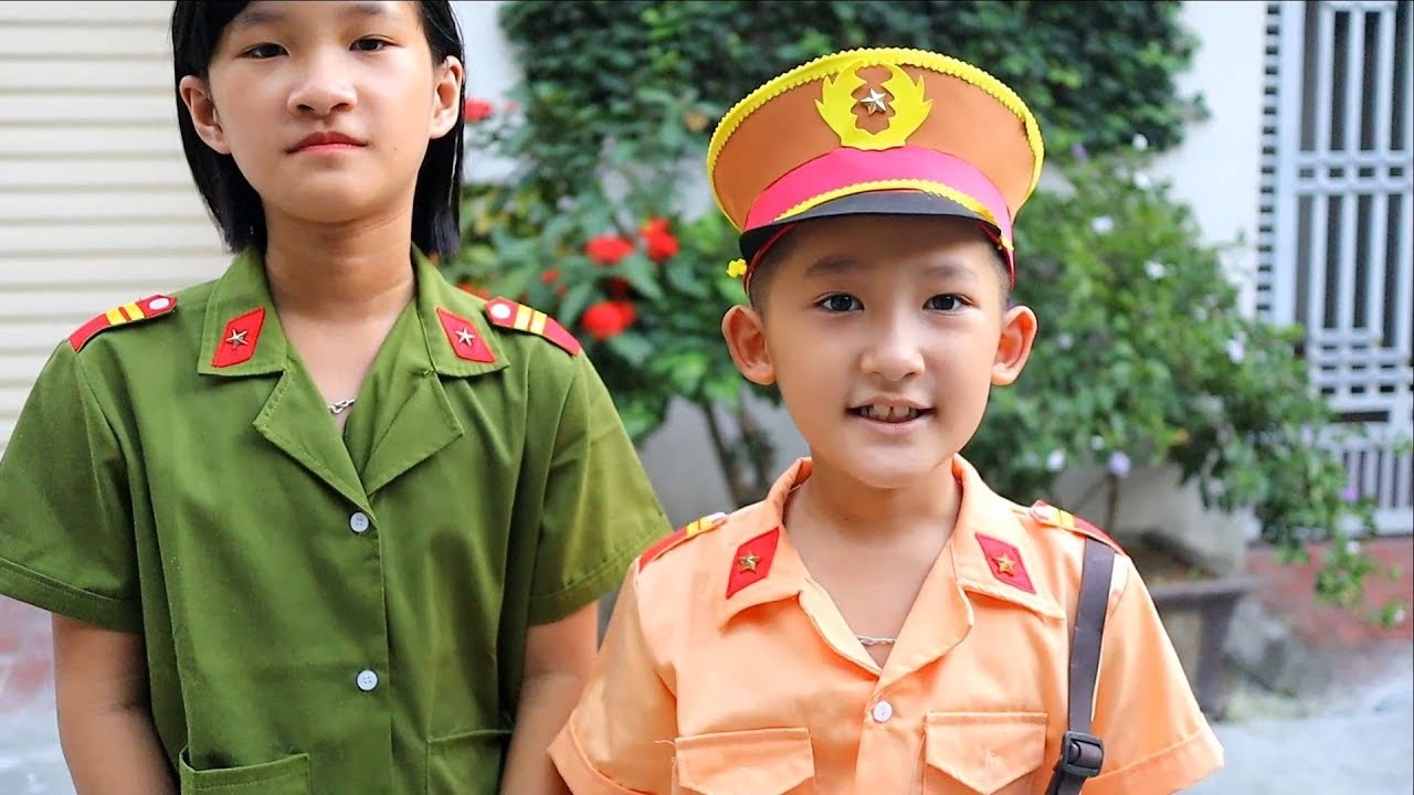 Công an giao thông tí hon đi làm nhiệm vụ - Dạy bé tuân thủ luật giao thông