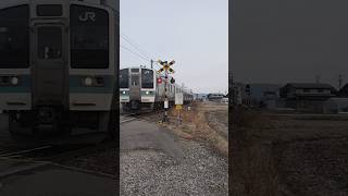 JR東日本長野支社の大糸線の普通列車信濃大町行きが遮断棒なしの踏切を通過する