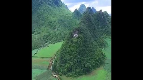 عندما تبحث عن النور في زمن الظلمة، أدعوك لقراءة سورة الكهف يوم الجمعة.🍃🌿