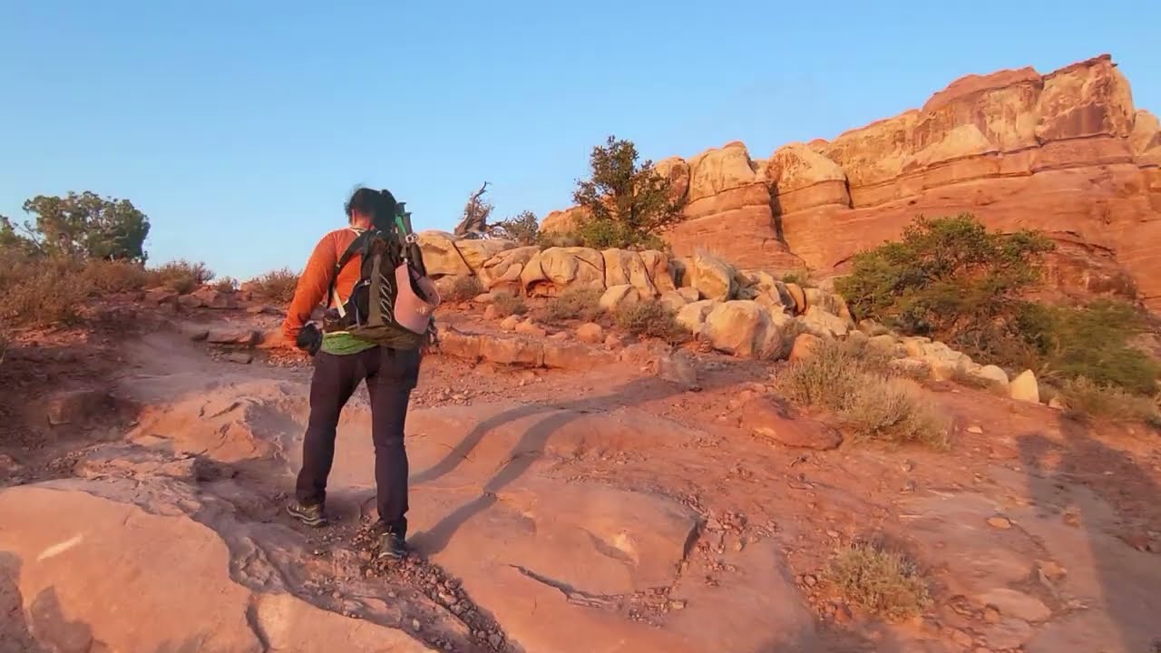 Hiking Chesler Park Loop Trail in Canyonlands Utah!