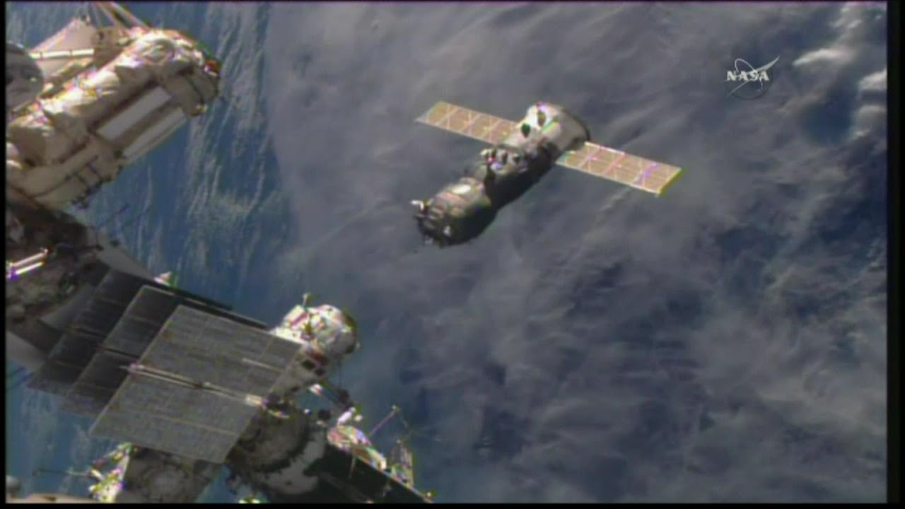 Progress 62 Manual Redocking (time lapse) - YouTube