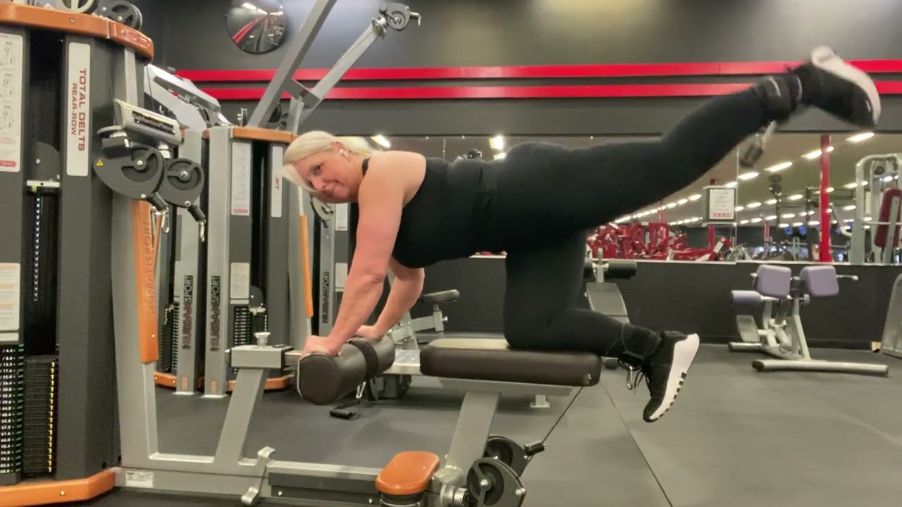 Kneeling cable kickback