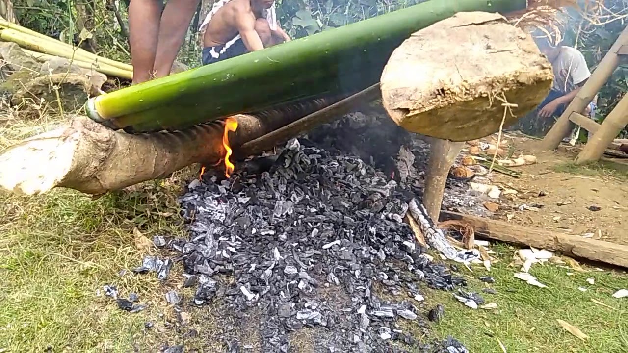 Beginilah cara khas di daerah kmi membakar  nasi  dlm bambu 