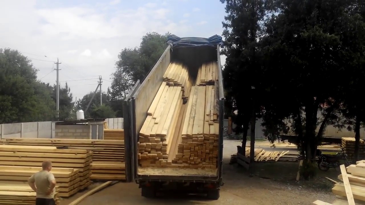 Как разгрузить фуру леса за 5 минут... - YouTube