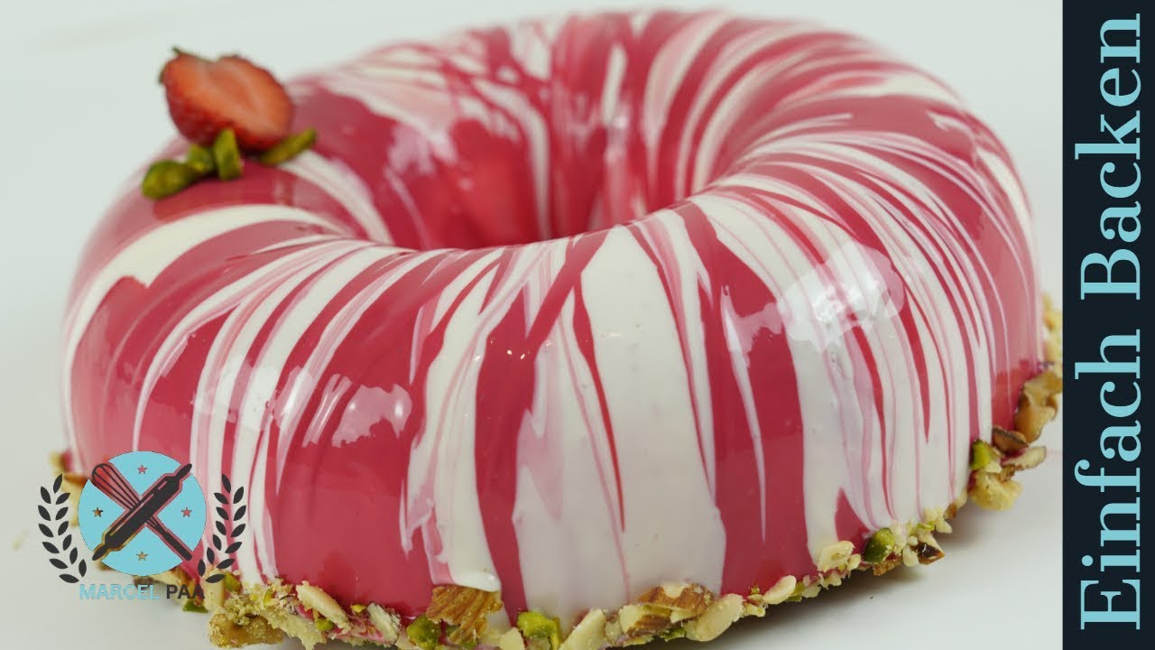 Erdbeer Pistazien Crumble Ring mit Mirror Glaze überzogen