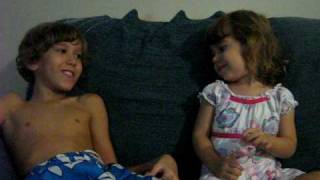 Sofia Fazendo Peitinho