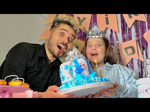 Video: M & S bir CHEESEBURGER doğumgünü pastası başlattı ve internet çıldırıyor!