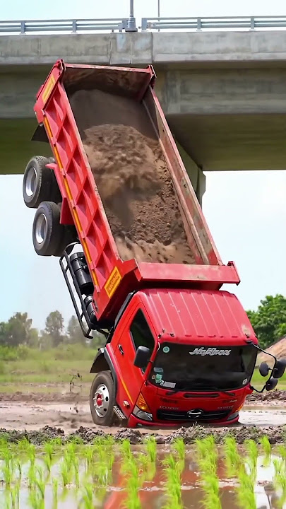 Truk Oleng Dump Truck Muat Pasir Aksi Jumping Roda Belakang !! #trukoleng #dumptruck #truck