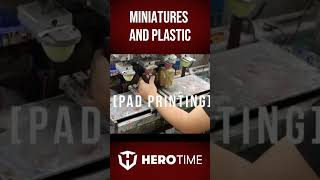 Miniatures and plastic
Making plastic pieces is a fascinating process that involves precise metalwork. Using a mold and an injection machine, plastic is melted and, under pressure, pumped into the mold’s cavities to create perfectly shaped pieces. This method is called plastic injection molding. There’s far too much to cover in just one minute, but this short video will give you a glimpse of what happens throughout the process. Miniatures and plastic
