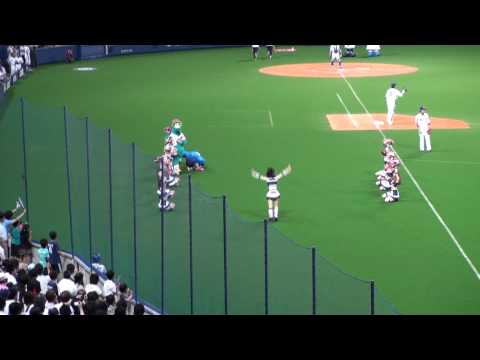 2011年7月15日バック転を失敗しスラィリーに注意＆慰められるドアラ