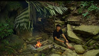 Bushcraft survival in the canyons, picking wild fruits, catching stream snails and cooking