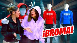 Thumbnail for ASUSTANDO GENTE VESTIDO DE MANIQUÍ EN EL CENTRO COMERCIAL