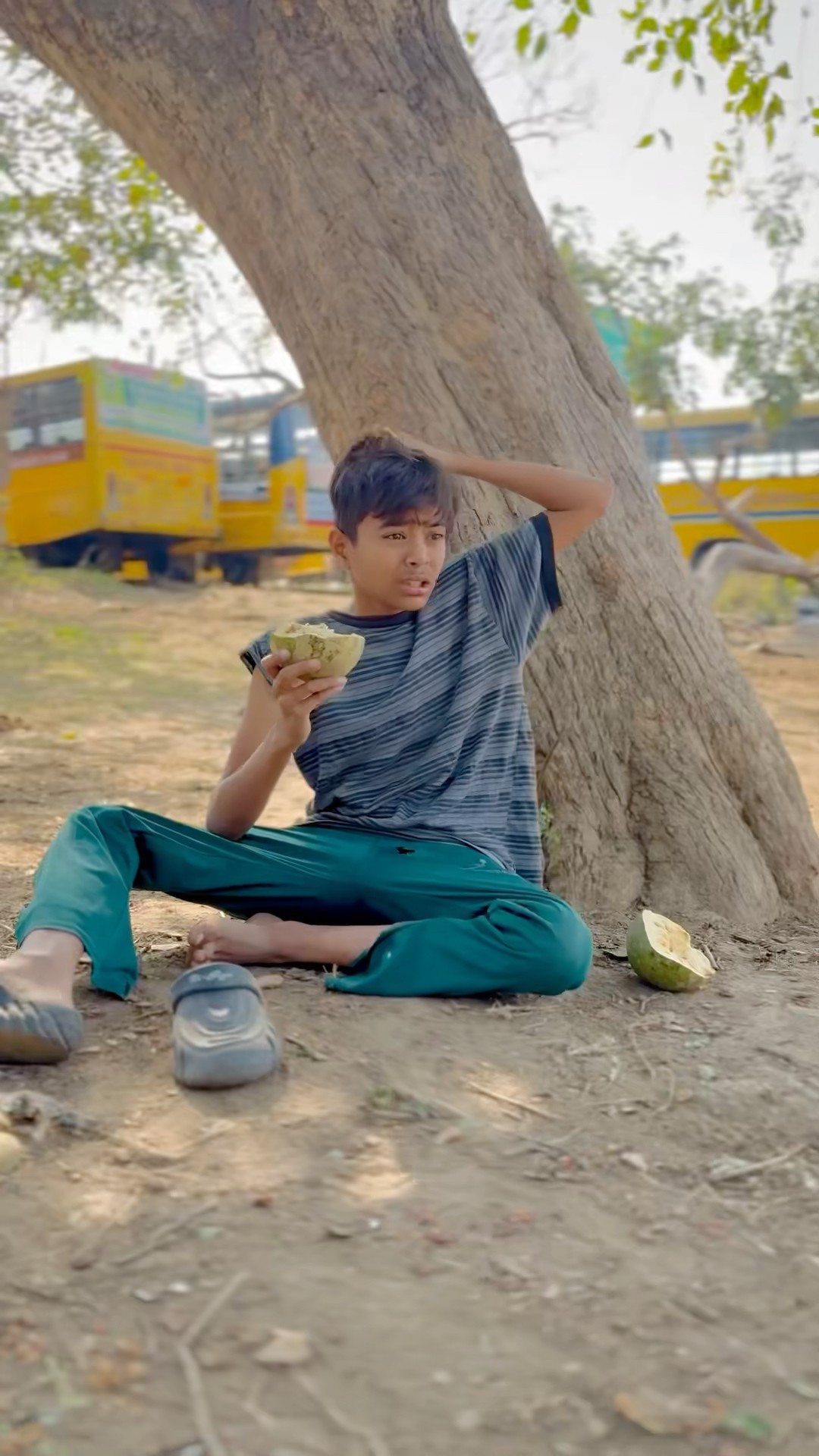 बच्चा बस को देख कर क्यों चीख रहा है? #foryou #shortsfeed #emotional #explore #papa #hearttouching