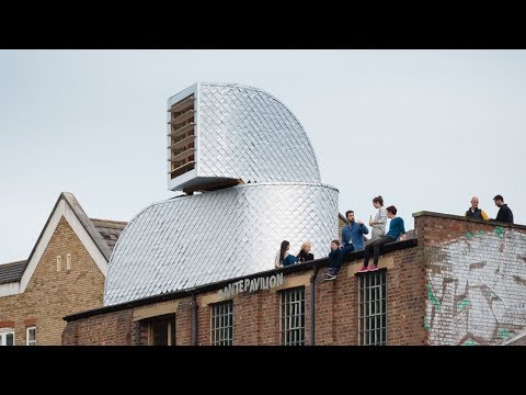 Video: Cabină mică și mesmerizantă în formă de cabină de către arhitecți Heliotrope