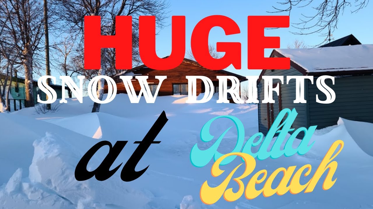 Огромные снежные заносы в Дельта-Бич, Манитоба, после зимнего шторма