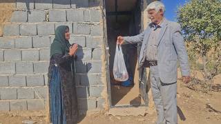 A 77-Year-Old Man Shocked the World with His Kindness to a Homeless Mother!