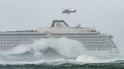 Пассажирский Круизный Лайнер попал в 12 бальный шторм. Cruise liner hit 12 ball storm!