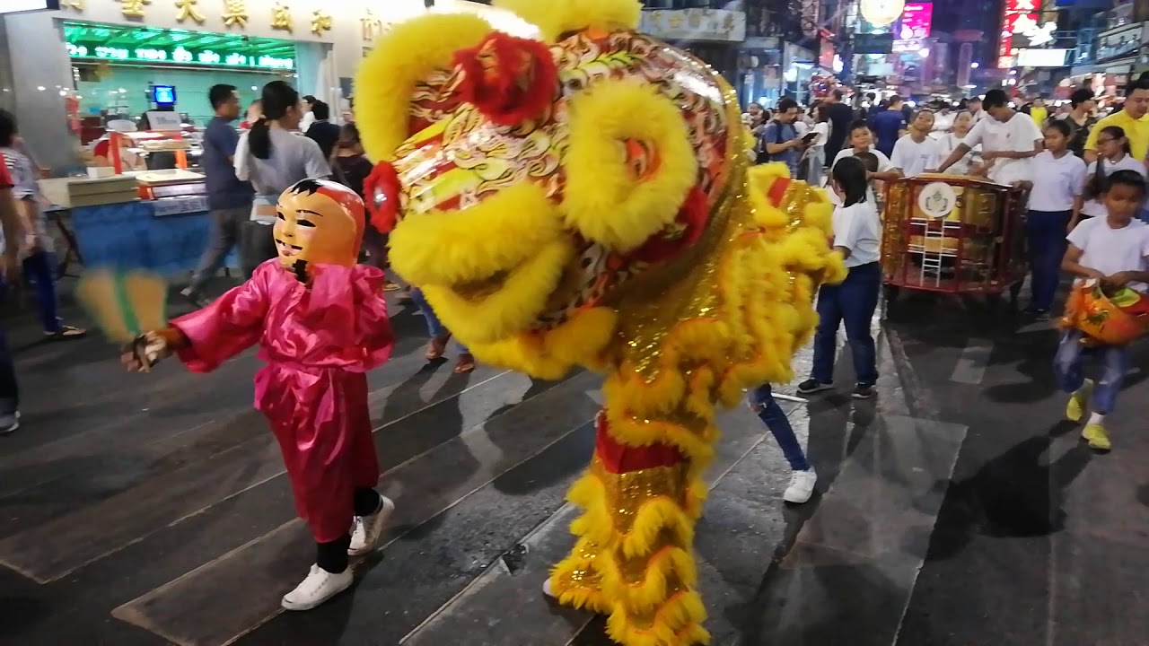 Bangkok China town dragon kids