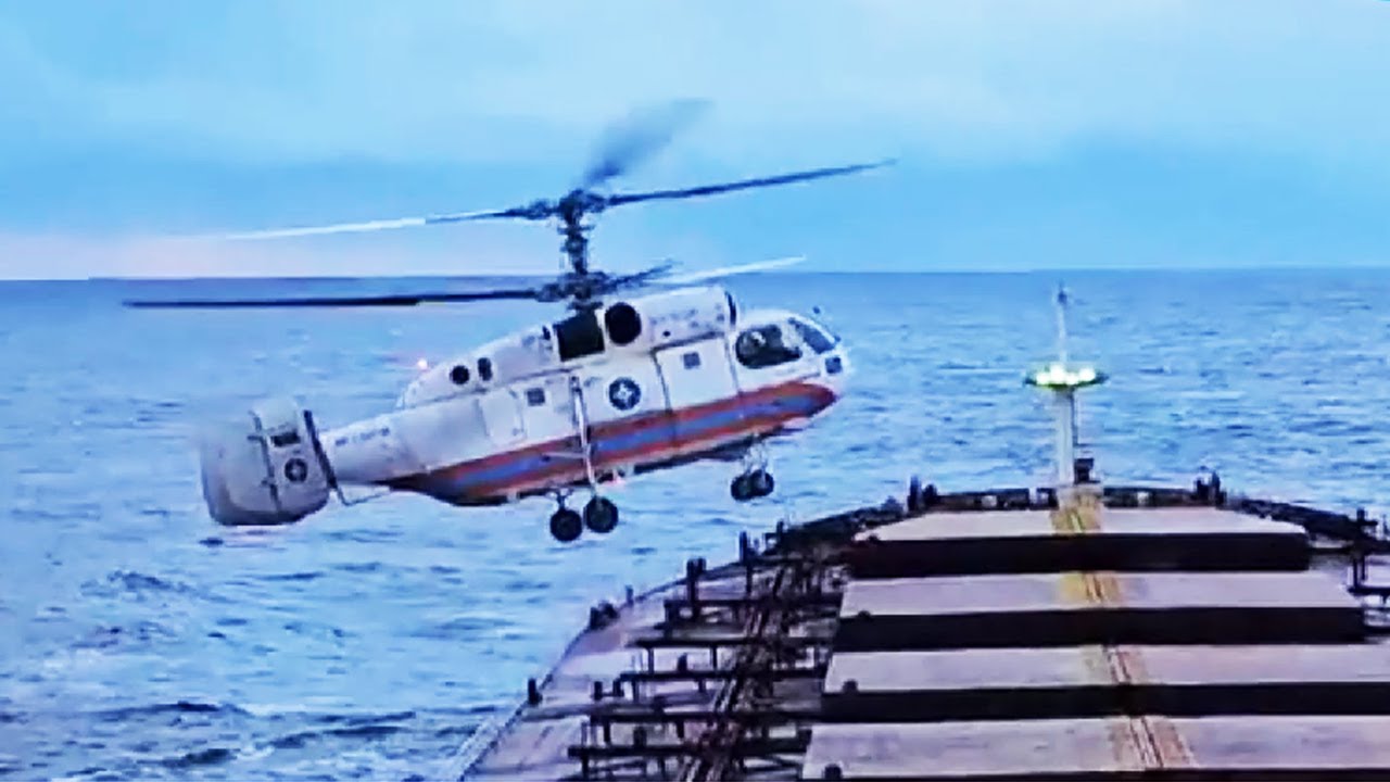 Российские спасатели эвакуировали раненого моряка с палубы сухогруза при помощи вертолета