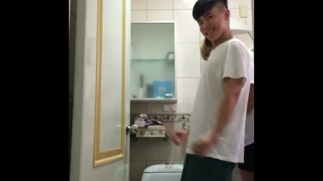 group of friends headshave together 朋友一起剃光头