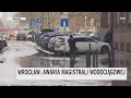 Zalana jezdnia, droga całkowicie zablokowana. Duża awaria wodociągowa w centrum Wrocławia