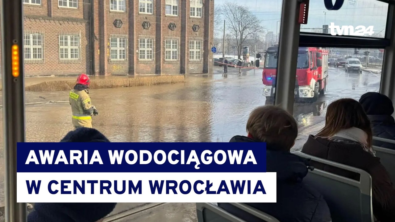 Zalana jezdnia, droga całkowicie zablokowana. Duża awaria wodociągowa w centrum Wrocławia
