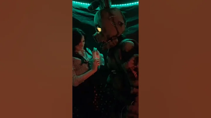 Y/n tries to help Springtrap but it’s not working #fivenightsatfreddys #springtrap #williamafton