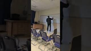 دانشجویان دانشگاه آزاد تهران شمال در اعتصابند و استاد تاریخ، به کلاس خالی از دانشجویان تدریس می‌کند