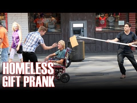 sneaky-homeless-gifts-prank!