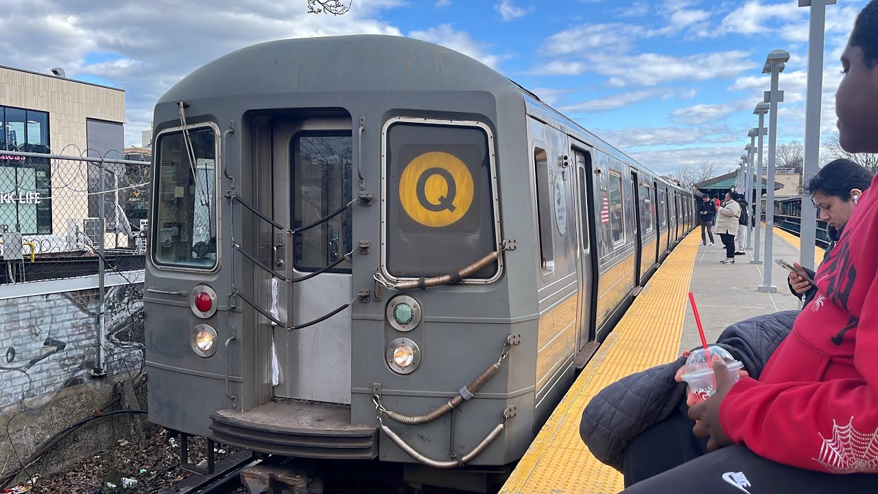 (Q) Brighton Line action on an Sunday | R46 R68 - YouTube