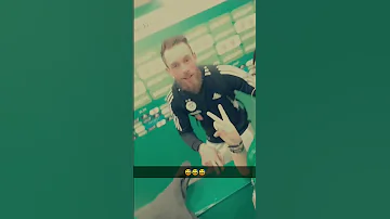 لقطة طريفة بين حارس مرمى المنتخب الوطني الجزائري والصحفية الجزائرية شافية سعدي 