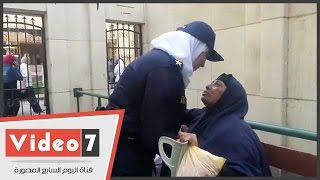 عقيد شرطه نسائية تقبل رأس مسنة اثناء محاولتها مساعدة المواطنين