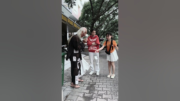 Kind-hearted Girl Donated Money For Homeless Old Man #kindnessman #homeless