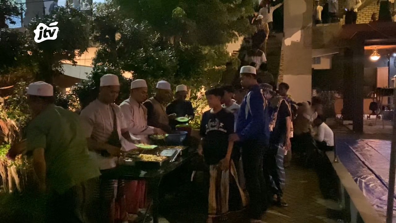Tarawih di Habib Husein Tuban, Warga Dapat Makan Gratis Hingga Uang Tunai