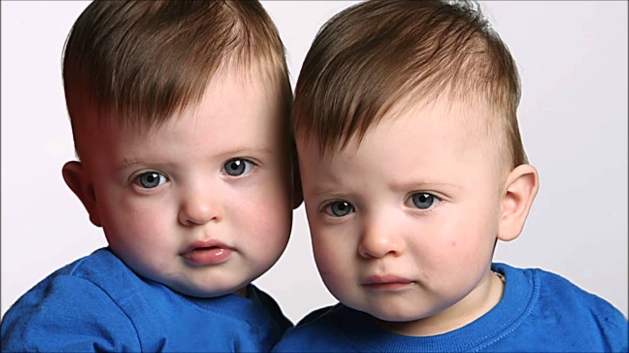 Однояйцевые близнецы пол. Однополые Близнецы. Близнецы мальчики. Двойняшки люди. Дети двойняшки.