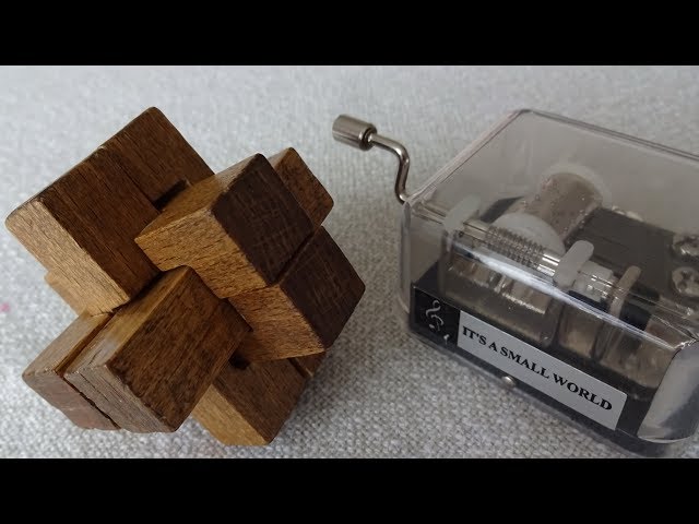 It's a small world und uralter Kreuzknoten (Holz-Puzzle 6 Teile) mit 2  Lösungen 