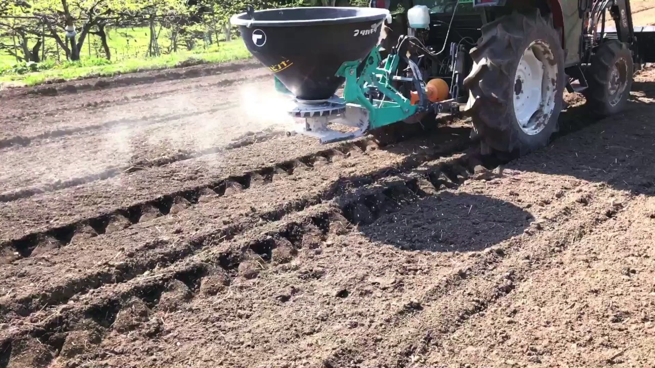 ニンジン人参 肥料散布 タカキタブロードキャスター - YouTube
