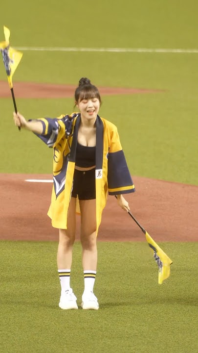 [問卦] 邊荷律的奶子也蠻大的吧？