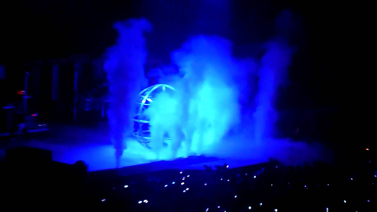INTRO + LOVE ME - Justin Bieber concert [Paris Bercy] 29.03.2011 HD