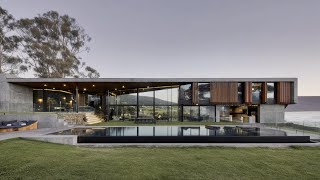 The Most Breathtaking Modern Glass House Design with Striking Architectural Beauty