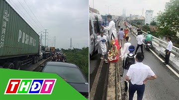 Chú rể đi bộ rước dâu vì kẹt cứng đường vào Cảng Cát Lái (TP.HCM) | THDT