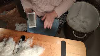 Demonstration of flick carding a soft Shetland fleece screenshot 5