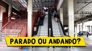 Qual a melhor forma de andar de escada rolante?