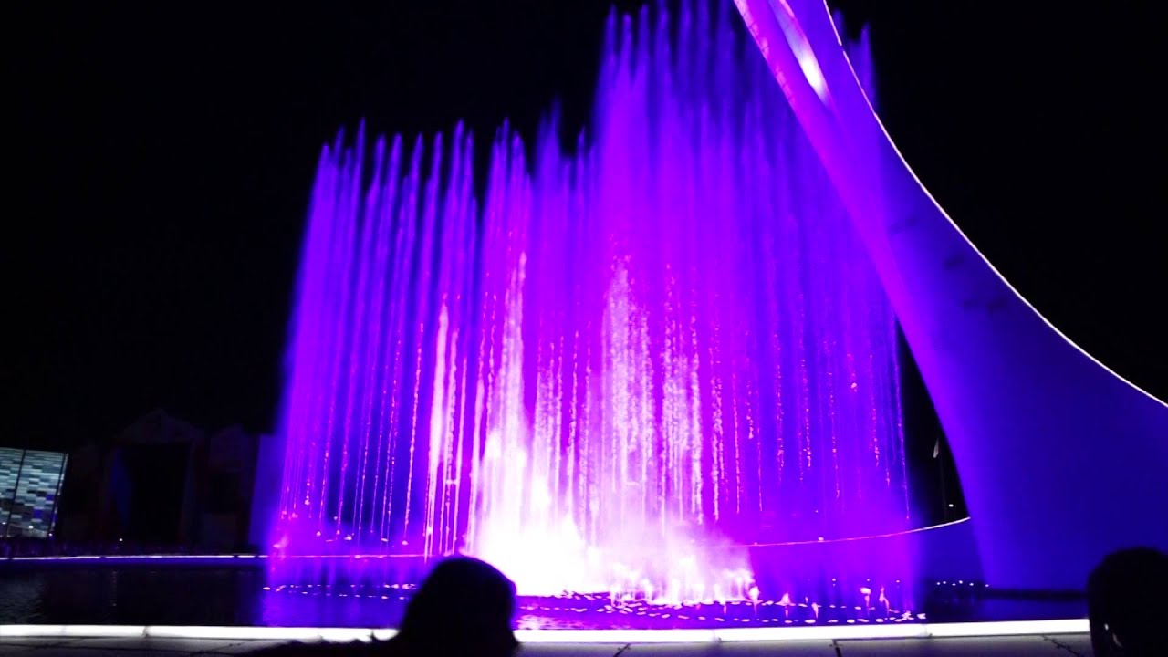 Олимпийский парк сегодня поющие фонтаны. Поющие фонтаны Сочи. Музыкальный фонтан в Сочи Олимпийский. Поющие фонтаны в Адлере. Светомузыкальный фонтан в Адлере.