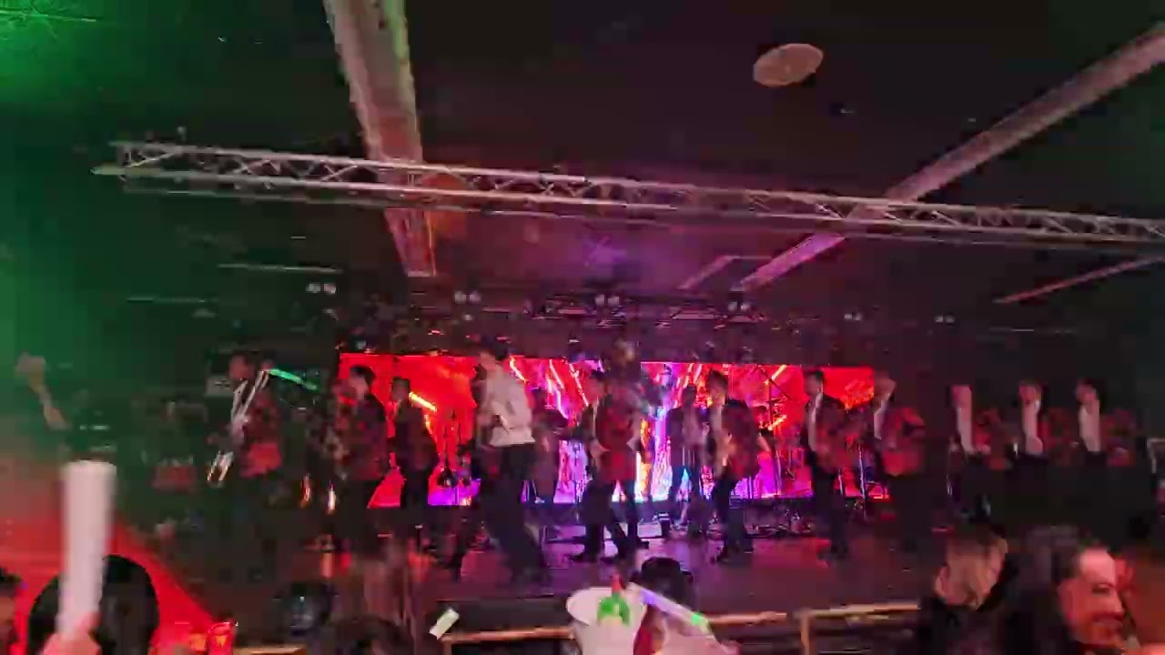 El toro🐃 Mambo🎺 La Adictiva en chispas discote Indianapolis usa