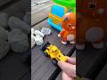 おもちゃのブルドーザーが石をダンプカーに積むよ！