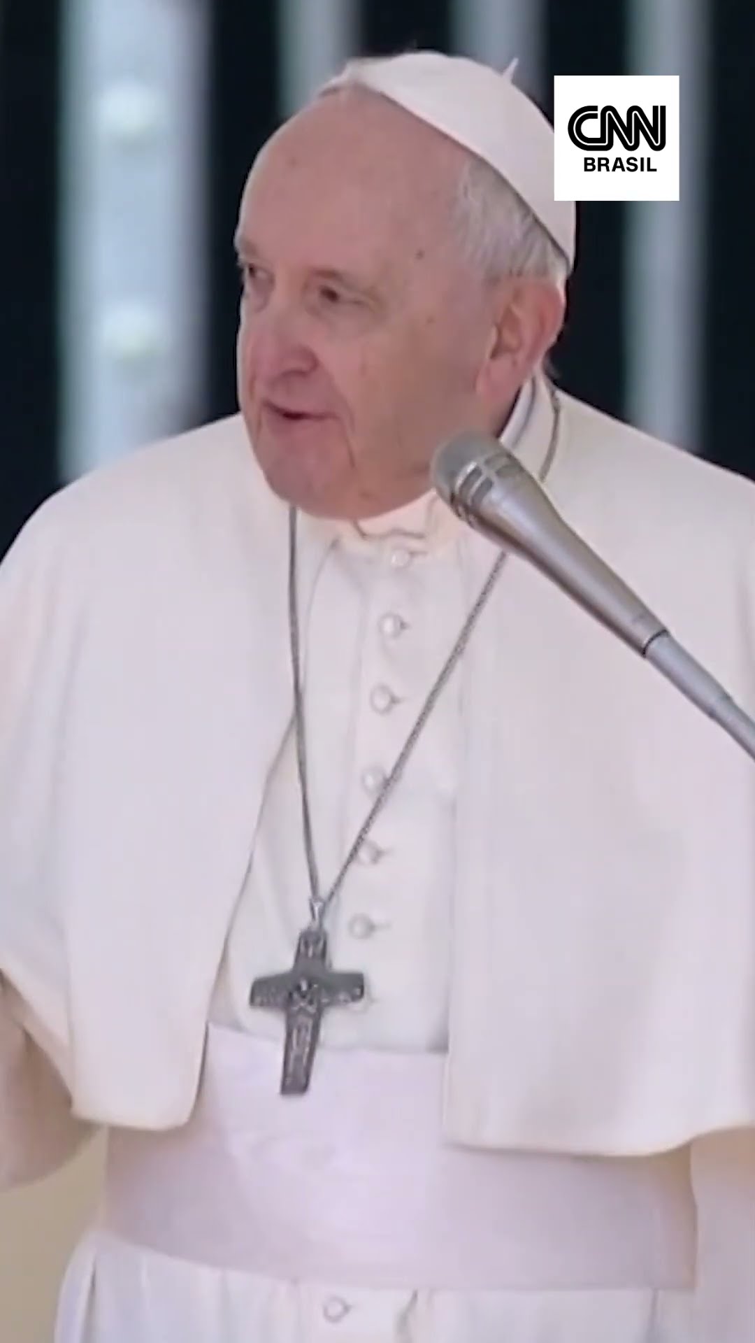 Papa tem melhora, mas ainda precisa de oxigênio, diz Vaticano | CNN Brasil